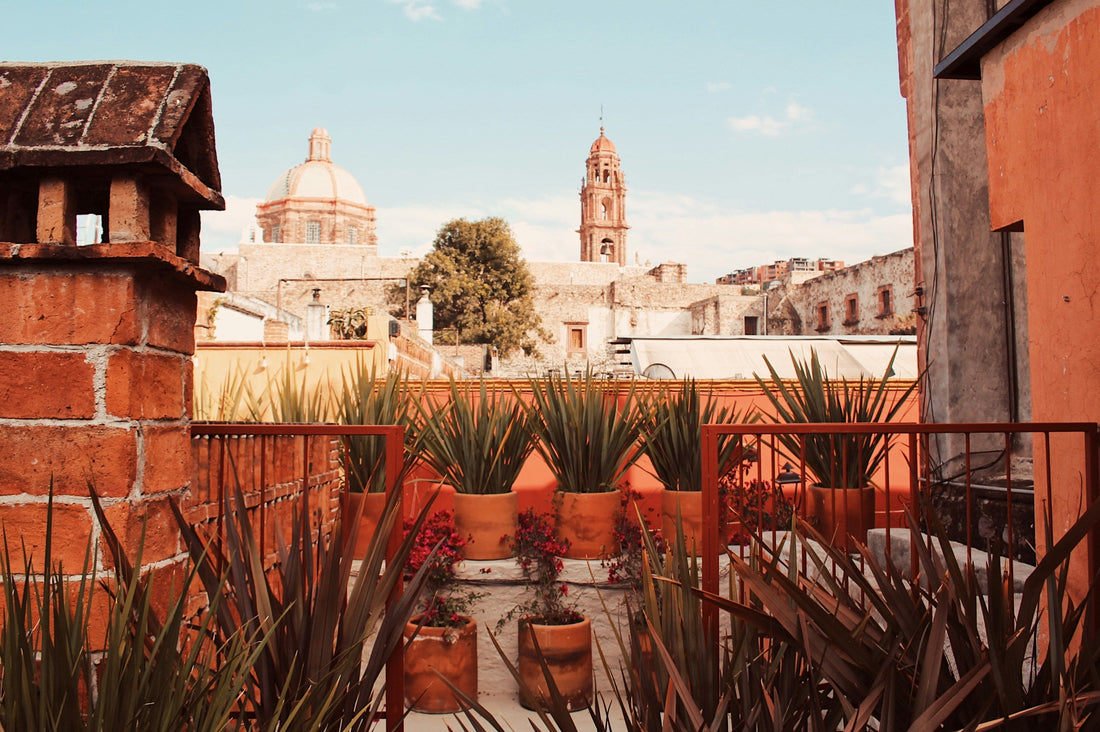 Arquitectura atemporal de San Miguel: un viaje entre colores, cantera y puertas icónicas